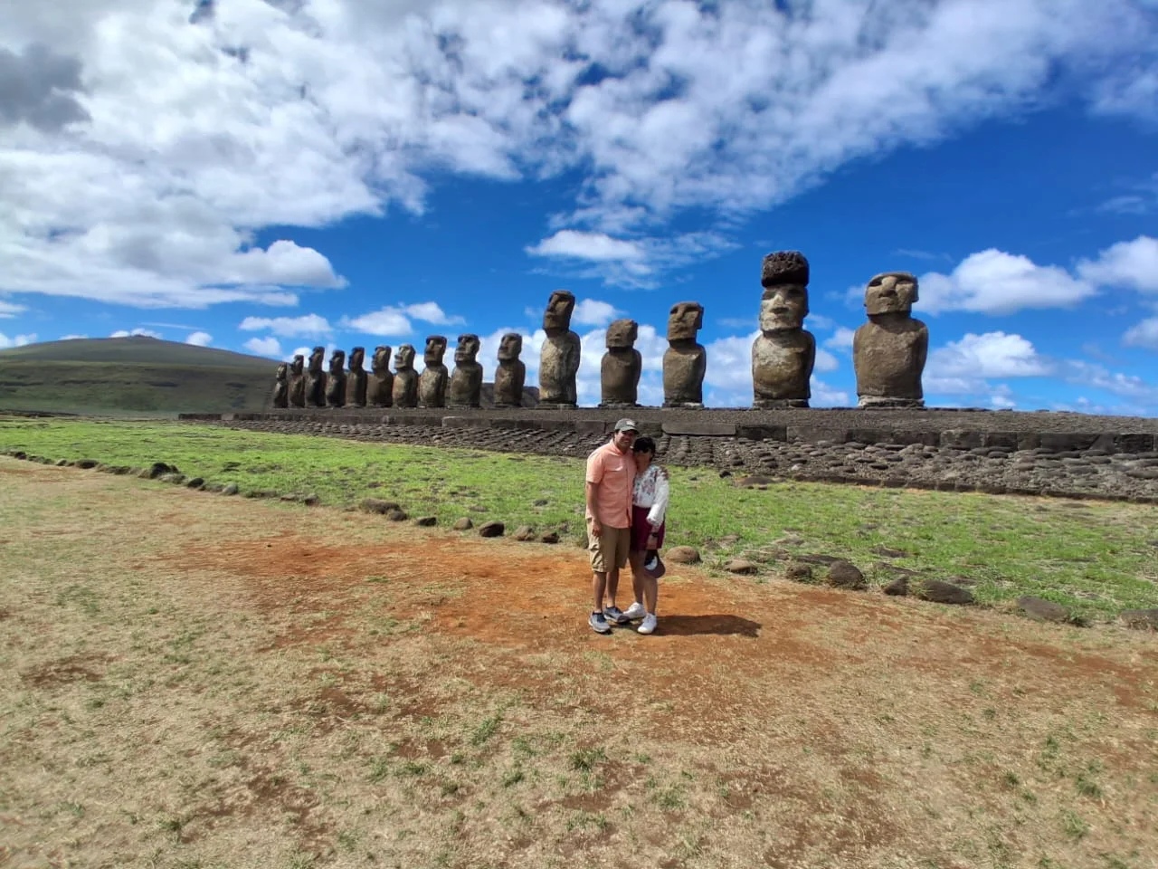 Moáis de Ahu Tongariki bajo un cielo azul