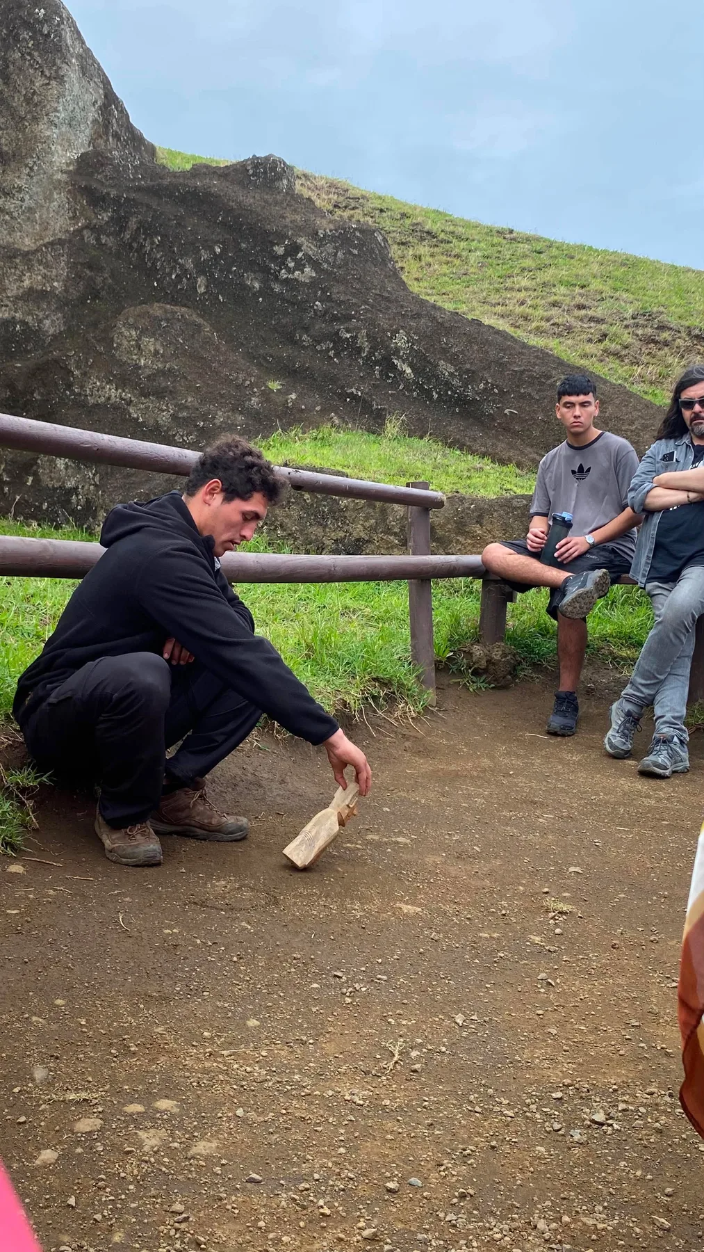 Guía explicando una pieza de la cultura Rapa Nui