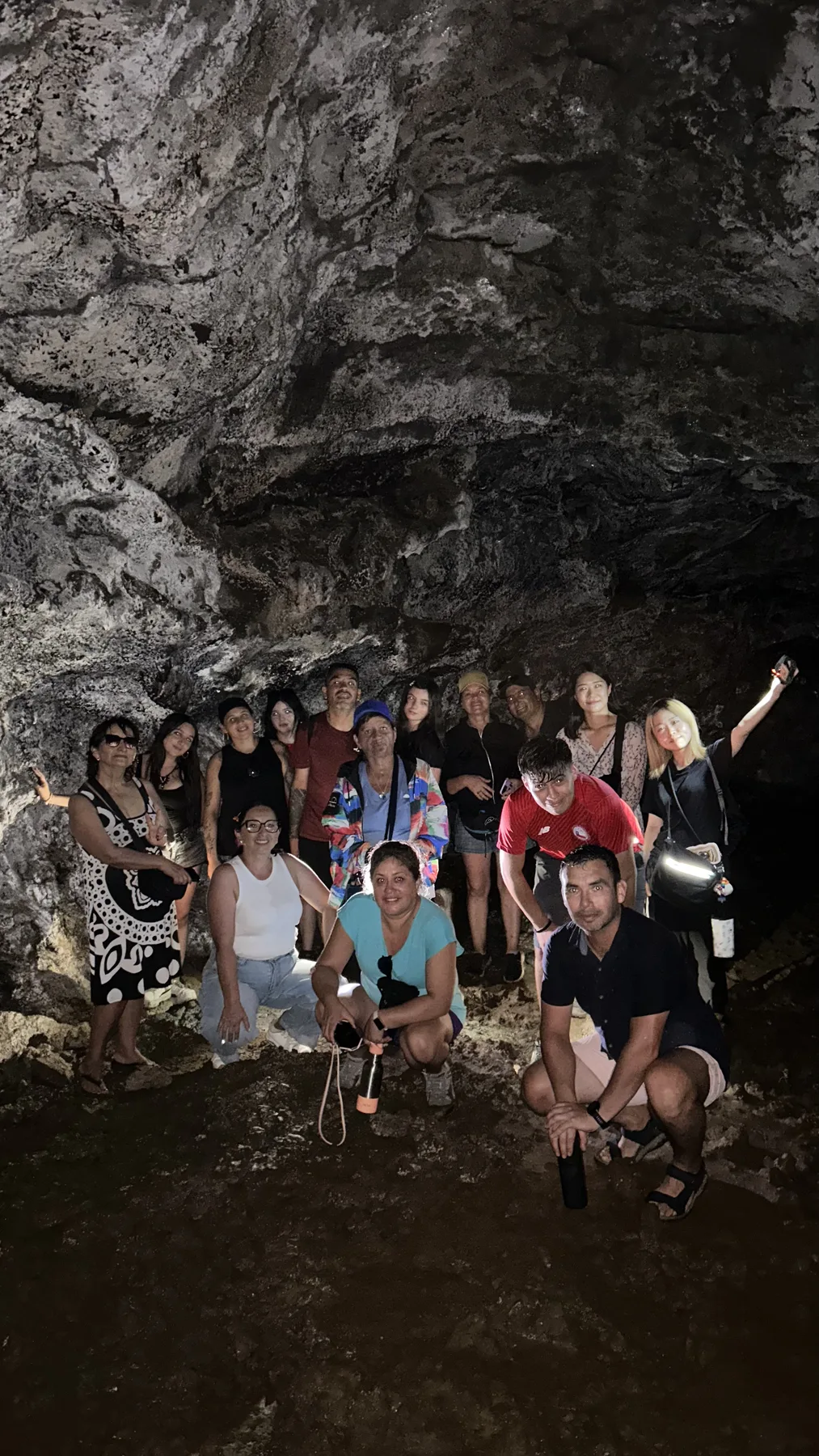 Grupo de viajeros dentro de una caverna de Rapa Nui
